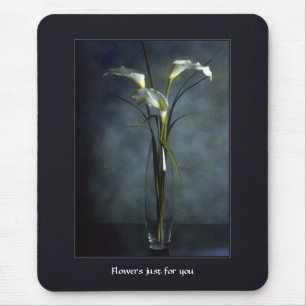 Mousepad Lírios de Calla brancos altos no vaso de vidro