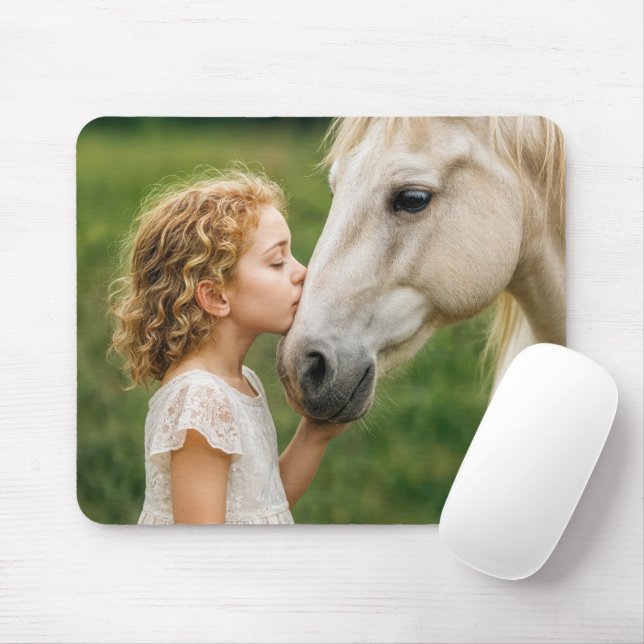 Mousepad Little Girl Kissing Her Horse (Com mouse)