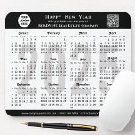 Mousepad Logotipo comercial do Calendário 2025 QR Simples p<br><div class="desc">Logotipo de Negócio do Calendário 2025, Código QR moderno do Mouse Minimalista Negro. Todos os textos estão pré-organizados para que você personalize fácil e rapidamente com seus próprios detalhes. Desejo a todos um Feliz Feriado e um Incrível Ano Novo! Para muitos outros designs de cartões, visite: (Cartões de natal de...</div>