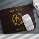 Mousepad Logótipo da barbearia e nome de ouro marrom person<br><div class="desc">Borracha compra camundongos salões com logotipo dourado falso e script de tipografia do nome do shp de barbeiro em um olhar de couro castanho escuro (IMPRESSO,  SEM FOLHA REAL).            Você pode mudar o logotipo predefinido com seu próprio logotipo.</div>