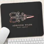 Mousepad Logotipo da lista de pilas Dourada da Tesoura do V<br><div class="desc">Placa do mouse do logotipo Stylist do cabelo Dourado da Tesoura Vintage Rosa. Este elegante design de negócios moderno apresenta tesouras vintage em um fundo preto sólido. Perfeito para cabeleireiro,  costureira ou dono de salão.</div>