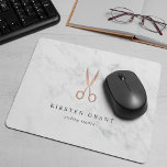 Mousepad Logotipo de salão da tesoura Dourada de mármore e<br><div class="desc">O chic personalizado mousepad para o seu negócio de cabeleireiro ou cabeleireiro apresenta duas linhas de texto personalizado em caracteres de cinza de carvão,  em um fundo de mármore branco adornado com uma tesoura de estilista em folha de ouro falso rosa.</div>
