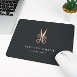 Mousepad Logotipo de Salão de Tesoura Floral Elegante de Co<br><div class="desc">Mousepad personalizado chic para seu negócio de salão ou cabeleireiro apresenta duas linhas de texto personalizado em letras brancas clássicas,  em um fundo preto macio enfeitado com um par de tesouras embelezadas por flores em folha de cobre falso.</div>