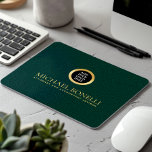 Mousepad Logotipo Dourado de luxo de couro verde escura ele<br><div class="desc">Aprimore seu espaço de trabalho com esta compressa esmeralda verde do mouse impressão, projetada para combinar estilo e funcionalidade. Com um logotipo ouro luxuoso e a opção de adicionar duas linhas de texto personalizado, este mouse pad é perfeito para personalizar com seu nome, negócios, firmeza ou qualquer outro detalhe de...</div>
