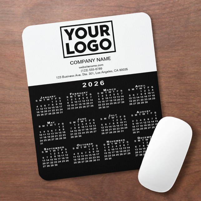 Mousepad Logotipo e texto da empresa no calendário 2026 Pre (2026 Calendar Company Logo and Text Black White Mouse Pad, in situ)