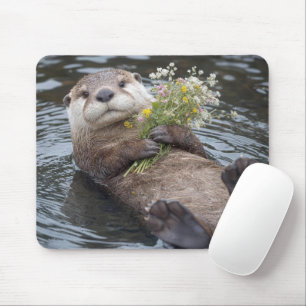 Mousepad Lontra Flutuando com Buquê de Flores Silvestres
