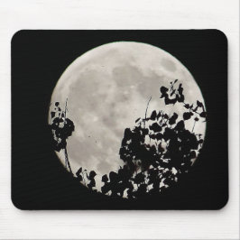 Mousepad Lua atrás das folhas escuras