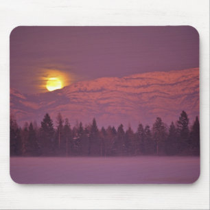Mousepad Lua cheia nasce sobre a montanha Teakettle durante