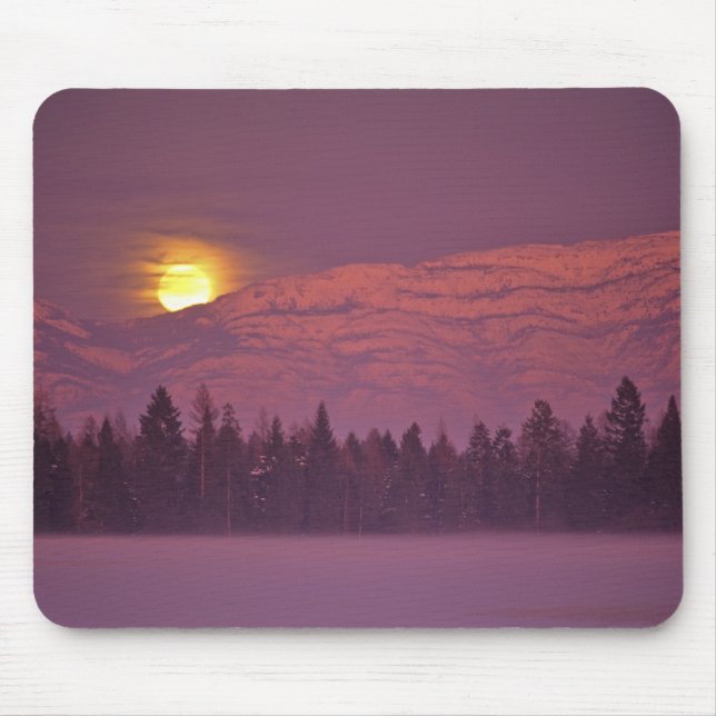 Mousepad Lua cheia nasce sobre a montanha Teakettle durante (Frente)