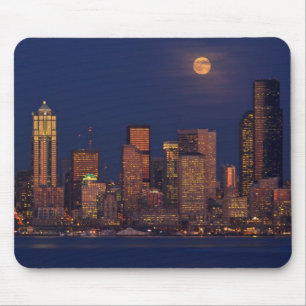 Mousepad Lua cheia que aumenta sobre a skyline do centro de