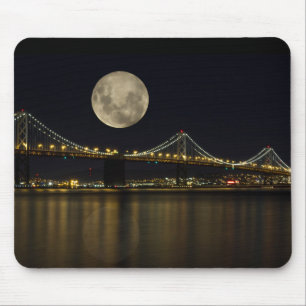Mousepad Lua cheia sobre a ponte do compartimento