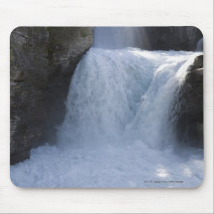 Mousepad Luz solar em cachoeiras no lado de uma montanha
