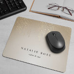 Mousepad Luzes de string de chuva de ouro personalizadas<br><div class="desc">O mousepad personalizado chic exibe seu nome,  nome comercial ou escolha de texto personalizado em caracteres pretos clássicos em um fundo ombre ouro adornado com fios de luzes de cordas de folhas falsas em ouro.</div>