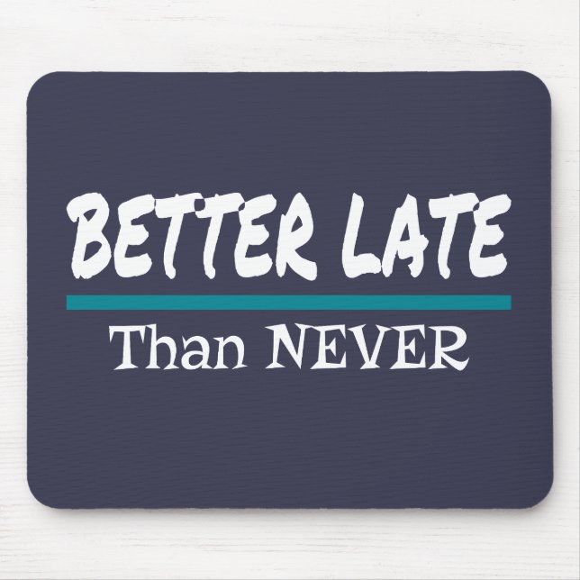 Mousepad Mais Tarde Do Que Nunca Engraçada Piada De Procras (Frente)
