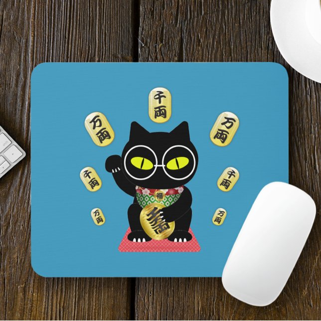 Mousepad Maneki Neko Lucky Poilue (A Maneki Neko Lucky Poilue Mouse Pad is on the table.)
