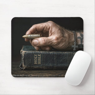 Mousepad Mão de Homem em uma Bíblia Segurando uma Bala