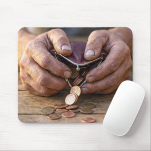 Mousepad Mãos Envelhecidas com Moedas de Centavo na Bolsa
