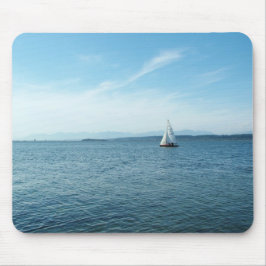 Mousepad mar e barco a vela sob céu azul