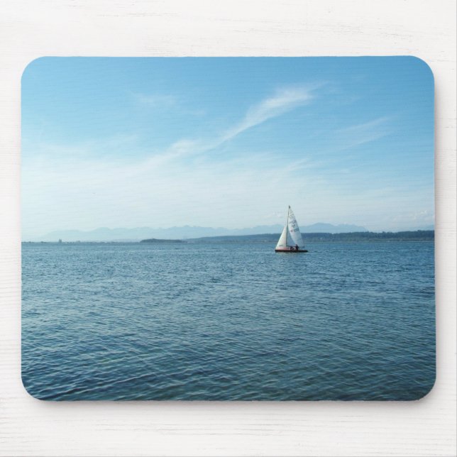 Mousepad mar e barco a vela sob céu azul (Frente)