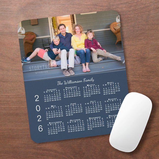 Mousepad Marinho de Nome de Foto Personalizado Calendário A (Personalized Photo Name Navy Blue 2026 Calendar Mouse Pad, in situ)