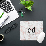 Mousepad Mármore branco de monograma de cor rosa<br><div class="desc">Um glamouroso ouro branco e rosa,  impressão de pedra mármore rosa,  rosa,  como fundo. Texto preto. Personalize e adicione suas iniciais e nome do monograma.</div>