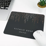 Mousepad Marque Dourado rosa Personalizado<br><div class="desc">O mousepad personalizado chic exibe seu nome,  nome comercial ou escolha de texto personalizado em caracteres brancos clássicos em um plano de fundo preto suave rico,  com fios verticais de linhas de fio rosa dourado falso em cascata a partir do topo.</div>