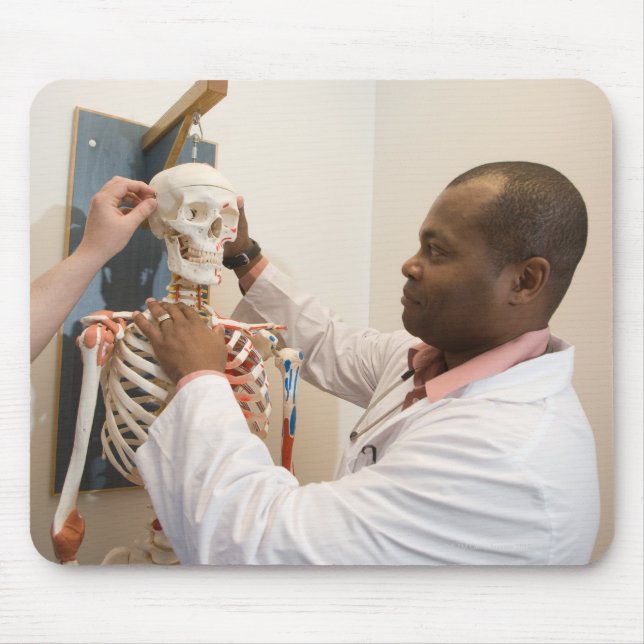 Mousepad Médicos estudantes estudando anatomia em esqueleto (Frente)