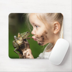 Mousepad Menina beijando um Sapo de lama