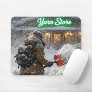 Mousepad Menina Cavando um Caminho para uma Loja de Lã