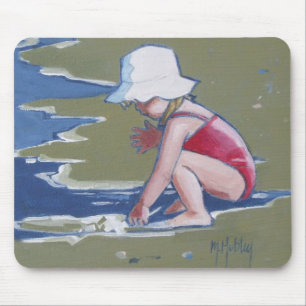 Mousepad Menina com chapéu na praia com ondas