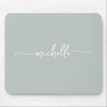 Mousepad Menina Simples Verde Sage Monograma Personalizado<br><div class="desc">Mouse pad personalizado com monograma minimalista simples verde sage feminino. Este design apresenta seu primeiro nome em uma linda tipografia de letra manuscrita com cauda swash em fundo verde sage ou verde poeirado. São fáceis de personalizar. Ótimo presente feminino e elegante para aniversário, dia das mães, chá de noiva, aniversário...</div>