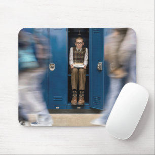Mousepad Menino Assustado se Escondendo em um Armário