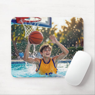 Mousepad Menino Jogando Basquete em uma Piscina