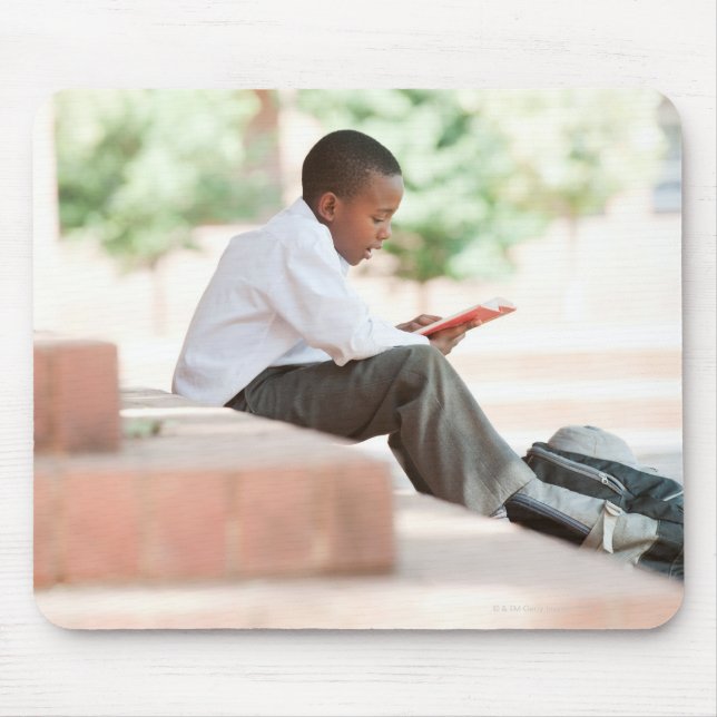 Mousepad Menino lendo em degraus fora da escola, (Frente)