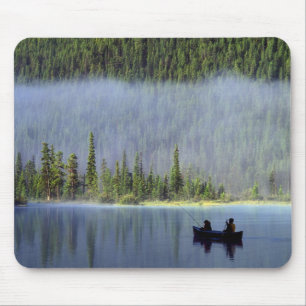 Mousepad Meninos pescando de canoa com névoa ao