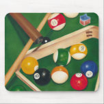 Mousepad Mesa de Billiards da vida com bolas e giz<br><div class="desc">Arrume-os com esta pintura espetacular de uma mesa de bilhar por Jennifer Goldberger. As bolas parecem novas, o feltro parece imaculado, e o giz já foi aplicado aos paus de sinalização. Segure isso em sua casa, ou entregue a um amigo ou amado que goste de um jogo de piscina!</div>