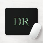 Mousepad Mínimo de iniciais personalizadas verdes pretas<br><div class="desc">Sinais verdes e brilhantes personalizados no design de texto minimalista preto de fundo.</div>
