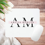 Mousepad Mínimo Pink Pastel inicial & Nome personalizado<br><div class="desc">Adicione um toque de elegância ao seu espaço de trabalho com este mínimo de mouse personalizado cor-de-rosa pastel. Com um monograma personalizado com seu nome e nome iniciais, este design moderno e elegante melhora tanto o estilo quanto a função. A cor rosa pastel suave traz uma vibração tranquila à sua...</div>