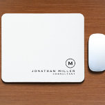 Mousepad Mínimo preto branco clássico monograma<br><div class="desc">Design de monograma minimalista com medalhão clássico de monograma em bloco,  em uma fonte clássica,  com nome personalizado e título abaixo em um simples fundo branco. Personalize para seu uso personalizado.</div>