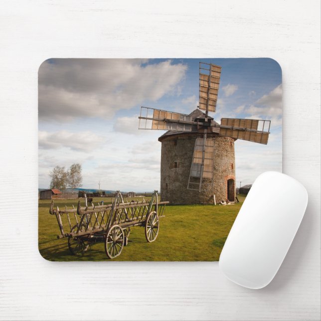 Mousepad Moinho de vento em campo verde e nuvens brancas e  (Com mouse)