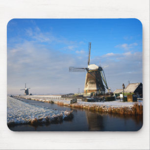 Mousepad Moinho de vento na neve numa paisagem de inverno h