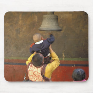 Mousepad Monge budista tibetano levantando um menino para t