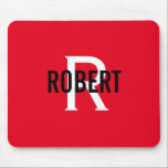 Mousepad Monograma branco vermelho moderno, homem, nome mou<br><div class="desc">Design moderno com fundo vermelho, um moderno monograma branco com nome preto. Personalize com seu nome e inicial.</div>