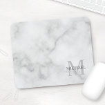 Mousepad Monograma clássico personalizado e aparência de ma<br><div class="desc">O Monograma Personalizado e o Presente de Nome apresentam um nome personalizado em cinzas e monograma em cinzas de luz como fundo, no estilo de fonte de serifa clássico, no fundo de aparência de mármore branco. Perfeito como presente de feriado, presente de dia de os pais para pai e presente...</div>