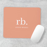 Mousepad Monograma Coral Peach Feminina Elegante Minimalist<br><div class="desc">Um design de monograma minimalista com grandes iniciais tipográficas em uma fonte clássica com seu nome em um fundo de pêssego feminino. O presente ou acessório perfeitamente personalizado!</div>
