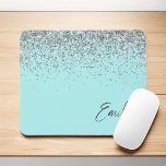 Mousepad Monograma de Prata Leve Azul Aqua<br><div class="desc">Nome do Monograma e Mousepad Inicial (mouse pad) da Prata Teal Azul Aqua. Isto faz o doce e perfeito aniversário de 16 anos,  casamento,  chá de panela,  aniversário,  chá de fraldas ou festa de solteira presente para alguém que ama luxo de luxo e estilos quíticos.</div>