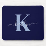 Mousepad Monograma de Script Azul do Marinho Moderno<br><div class="desc">Este simples e elegante marinho azul mousepad com seu primeiro nome em uma fonte de script de tendência em branco digitado sobre sua primeira inicial em uma fonte moderna de boné em azul claro é perfeito para seu escritório/mesa. É na moda e moda e, no entanto, muito clássico.</div>