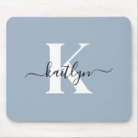 Mousepad Monograma de Script Azul Elegante Dusty<br><div class="desc">Este simples,  elegante e empoeirado mouse azul com seu primeiro nome em uma fonte de texto de tendência em preto e seu primeiro começo em uma fonte moderna em branco é perfeito para seu escritório/mesa. É na moda e moda e,  no entanto,  muito clássico.</div>