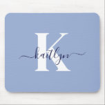 Mousepad Monograma de Script Azul Moderno<br><div class="desc">Este simples e elegante mouse azul-claro com seu primeiro nome em uma fonte de script de tendência em azul-marinho digitado sobre sua primeira inicial em uma fonte moderna de boné em branco é perfeito para seu escritório/mesa. É na moda e moda e, no entanto, muito clássico.</div>