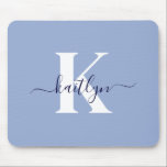 Mousepad Monograma de Script Azul Moderno<br><div class="desc">Este simples e elegante mouse azul-claro com seu primeiro nome em uma fonte de script de tendência em azul-marinho digitado sobre sua primeira inicial em uma fonte moderna de boné em branco é perfeito para seu escritório/mesa. É na moda e moda e,  no entanto,  muito clássico.</div>
